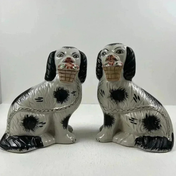 Other - Vintage King Charlas Staffordshire Spaniel Dogs With Flower Basket set of 2
